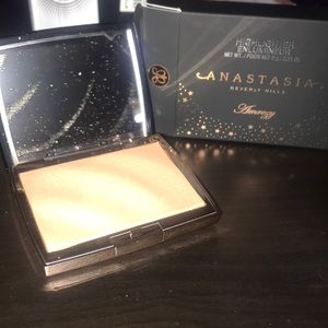 Anastasia x Amrezy highlighter